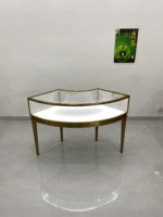 Table de présentation de bijoux en acier inoxydable doré incurvée avec vitrine demi-lune en verre trempé à LED pour boutiques, commerces de détail et événements