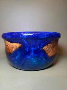 Bol de service en bois et résine, design moderne alliant texture de bois naturel et finition en résine artistique - Product Image 2