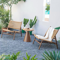 Ensemble de chaises longues et table de jardin en bois massif moderne avec dossier bas, tressées à la main, pour balcon, cour et villa