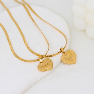 Collares de Acero Inoxidable con Baño de Oro de 18k, Colgante de Corazón Grabado, Cadena Espiga, Joyería Minimalista y Delicada para Uso Diario para Mujer - Product Image 3