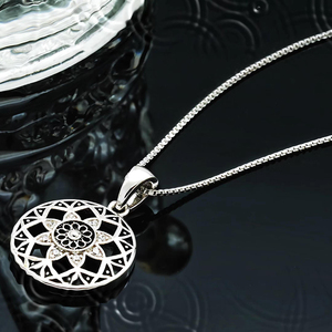 จี้รูปเหรียญลายดอกไม้ทองคำ 14K ได้รับการรับรองจาก IGI/GIA พร้อมสร้อยคอแบบโชคเกอร์ ประดับเพชรแบบฝัง ลวดลายตาราง สร้อยแบบกล่อง สำหรับใช้ในชีวิตประจำวัน เครื่องประดับหรูหรา - Product Image 4
