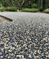 Revêtement en pierre lavée anti-âge avec galets naturels, surface protectrice pour jardin et allée en bord de rivière