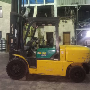 Chariot élévateur compact de 5 tonnes Komatsu FD50 de haute qualité, machines d'ingénierie japonaises d'origine. - Product Image 2