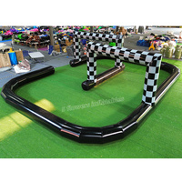 Piste de course de voiturette gonflable à carreaux