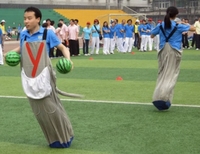 Jeu de sport de team building commercial tourner l'univers gonflable grande balle mobile jeu de ballon de basket-ball de volley-ball