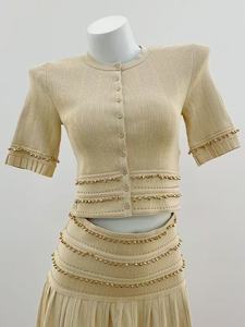 Set coordinato da donna per l'autunno: <span class=keywords><strong>cardigan</strong></span> lavorato a maglia con perline applicate a mano in <span class=keywords><strong>giallo</strong></span> chiaro e gonna midi a vita alta - Product Image 3