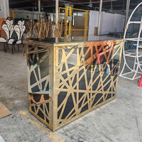 Comptoir de bar de luxe en acier inoxydable doré, motif géométrique, intérieur en acrylique noir, adapté aux événements hôteliers et de mariage