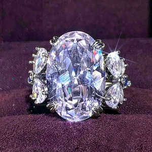 Elegante Anello a Forma di Cigno con Zirconi, Gioiello Minimalista di Lusso per Donna, Accessorio Chic per Uso Quotidiano, Regalo Raffinato - Product Image 1