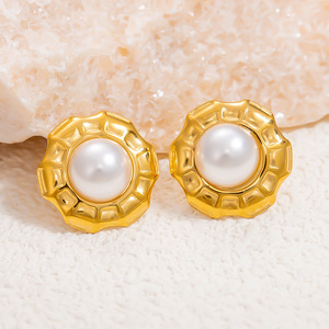 Boucles d'oreilles clous en perles dorées avec design géométrique pendantes pour bijoux de mode de soirée - Product Image 4