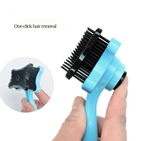 La brosse de démêlage pour chat Kingtale élimine facilement les poils emmêlés et le sous-poil lâche