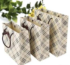 Sac fourre-tout élégant en papier kraft marron premium, motif quadrillé couleur chair, avec nœud décoratif et fond crème, motif grille sophistiqué - Product Image 6