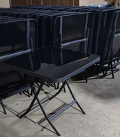 Table pliante en verre trempé avec structure en métal + 2 chaises pliantes avec structure en métal et assise en PP, idéale pour les jardins, les plages, les cafés en plein air