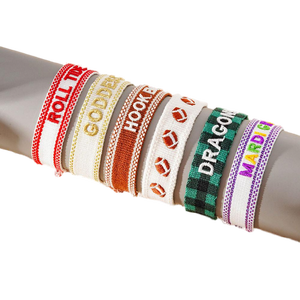 Logotipo personalizado regalo nombre letras hecho a mano trenzado borla ajustable 3D textos encanto tela amistad tejido bordado pulsera - Product Image 1