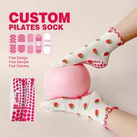 Chaussettes de Pilates personnalisées avec bordure à volants en jacquard à motif de fraises, semelle antidérapante à double grip personnalisée