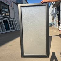 Komplett montiertes UPVC-Schiebefenster mit schwarzem Glas, Insektenschutz und integrierten Aluminium-Sicherheitsgittern