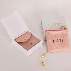 ชุดกล่องของขวัญพร้อมซิป PU ลายหิมะเงางาม พิมพ์โลโก้ด้วยเทคนิค Hot Stamping อย่างประณีต บรรจุภัณฑ์แบบกล่องแม่เหล็ก พร้อมแผ่นโฟมสีดำ - Product Image 5