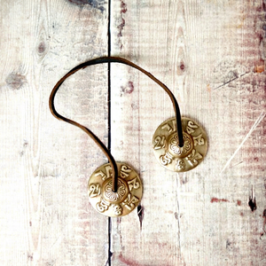 Gentle Ring – Campana Tingsha de bronce con tono armónico suave para la calma y claridad diarias - Product Image 1