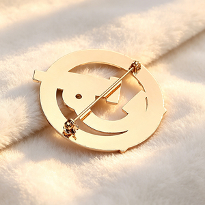 Broche de luxe personnalisée en métal émaillé avec épingle de sûreté et perles pour fixation d'écharpe, hijab, tudung - Product Image 2