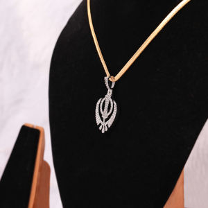 Colgante Estético con Forma de Logotipo de la Religión SIKH con Pequeños Diamantes Redondos Cultivados en Laboratorio en Oro Sólido de 18 Quilates para Todas las Ocasiones Unisex - Product Image 3