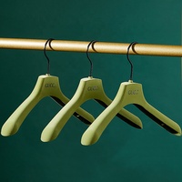 Vente en gros de cintres personnalisés en velours métal plastique tissu floqué magasin unique garde-robe garage boutique salle de bain impression