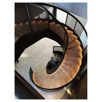 Escalier Courbé de Luxe au Design Moderne avec Cadre en Acier Carbone et Garde-Corps en Verre – Escalier Intérieur Durable pour Appartement