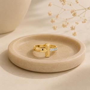 Bague minimaliste en or jaune 18 carats avec croix et diamant en forme de T, bande asymétrique biseautée, bague de créateur pour homme, bijoux fins et modernes - Product Image 2