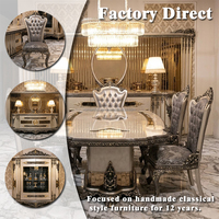 Ensemble de salle à manger classique de luxe doré, table longue en bois de style baroque français avec armoire à vin, chaises en damassé gris pour hôtel de luxe