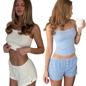 ชุดเซ็ตสองชิ้นสำหรับผู้หญิง เสื้อสายเดี่ยวพร้อมกางเกงขาสั้นเหนือเข่า สไตล์ลำลอง สีพื้น ผ้าเนื้อสัมผัสพิเศษ ทรงปกติ แต่งโบว์หวานๆ - Product Image 1