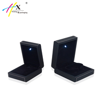 Boîte à bagues noire avec logo personnalisé en cuir Pu avec éclairage et couture Boîtes à bijoux pour emballage de collier et bracelet avec LED