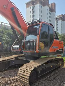 Excavatrice Doosan DX225LCA d'occasion en excellent état, 22 tonnes, hydraulique, sur chenilles, avec châssis long et stable, grande benne - Product Image 2