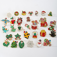 Pins de esmalte al por mayor, insignias de solapa de gato navideñas, bonitas coronas de árbol, bolas de nieve, pins de animales festivos, pins para sombreros
