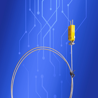 Thermocouple blindé avec capteur de température à connecteur jaune, adapté à la surveillance des températures dans les conduites et les fours.