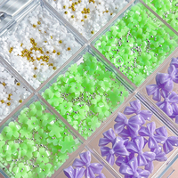 12 compartiments de breloques et accessoires pour nail art en résine, strass, fleurs, nœuds, billes en acier et pierres de diamant, couleurs violet, blanc, vert