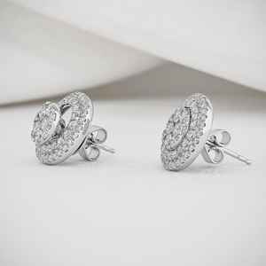 Pendientes de oro puro de 18 quilates con diamantes de racimo redondo de lujo, pendientes minimalistas de oro puro hechos a mano dos en uno para ella, venta al por mayor - Product Image 3