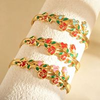 Bracelet en acier inoxydable de style européen et américain, motif double fleur émaillée, plaqué or 18 carats sous vide, fermoir à pression, design original et frais