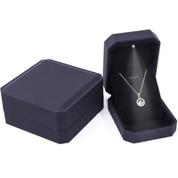 Boîte à bijoux rectangulaire octogonale en cuir PU et plastique, faite à la main, pour bagues, colliers, bracelets, emballage personnalisé avec lumière LED et logo noir