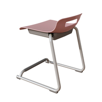 Chaise à dossier bas en PP moulé par injection avec base en acier, dotée d'un crochet de rangement et de pieds antidérapants, pour des aménagements de pièce flexibles