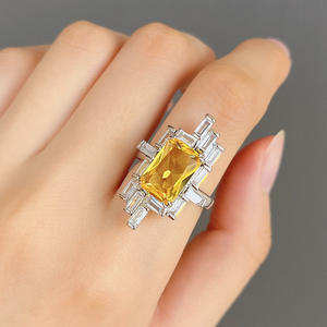 Anello Geometrico con Diamante F1644 in Oro Giallo, Taglio Smeraldo, Montatura a Griffe, Gioiello di Fidanzamento per Donna - Product Image 2