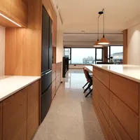 Armoires de cuisine modernes en chêne blanc massif sur mesure, avec structure en MDF, écologiques, résistantes à l'eau, pour villa de luxe, fabriquées en Chine