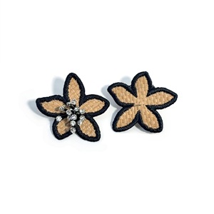 Boucles d'oreilles brodées en raphia avec strass, bijoux floraux bohèmes faits à la main pour femmes, accessoires de vacances - Product Image 2