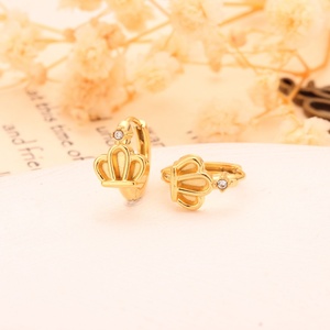 Boucles d'oreilles créoles couronne en acier inoxydable de qualité supérieure pour femmes, plaquées or 18 carats avec zircon, style tendance, cadeaux de fêtes, vente en gros - Product Image 5