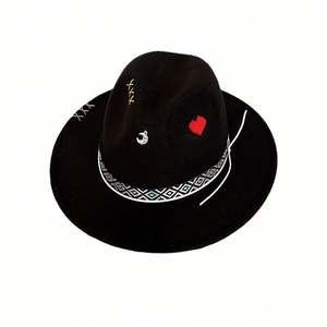 Sombrero Fedora de Ala Ancha Hecho a Mano con Bordado de Corazón Vintage, Forro de Satén Negro en la Parte Inferior de la Ala, para Fiestas y Negocios - Product Image 4