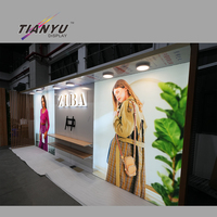 Support d'affichage robuste et durable pour événements, idées de présentoirs personnalisés pour salons professionnels de vêtements, comptoirs de stand.
