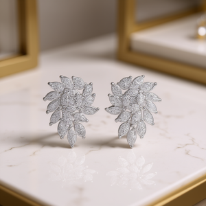 Orecchini a perno E2522 in oro bianco con fiore, zirconi taglio marquise incastonati a griffe, gioielli romantici da donna per matrimonio - Product Image 2