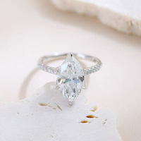 Anelli di fidanzamento da donna in oro bianco 18 carati con diamanti di laboratorio a taglio marquise, di grande caratura, stile prismatizzato, di lusso leggero.