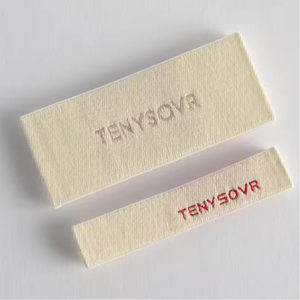 Étiquettes de vêtements tissées de luxe avec logo personnalisé, design personnalisé, impression monochrome, coton blanc naturel, étiquettes de vêtements pliées - Product Image 3