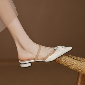 Sandalias de verano estilo francés con peonías, minimalistas, de tacón bajo y punta en pico. - Product Image 4