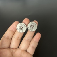 Kancing Jahit Berkualitas Tinggi 4 Lubang dari Paduan Seng Emas dengan Cangkang Hitam Putih dan Epoxy Berbentuk Kubah untuk Pakaian, Kancing Logam