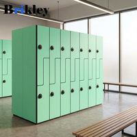 Armoire de vestiaire Brikley en stratifié compact phénolique HPL, résistante au feu, durable et imperméable, idéale pour les gymnases.