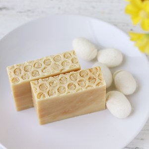 Savon solide artisanal en soie de Marseille au miel en nid d'abeille Moyu, en stock, pour femmes enceintes et nourrissons - Product Image 3